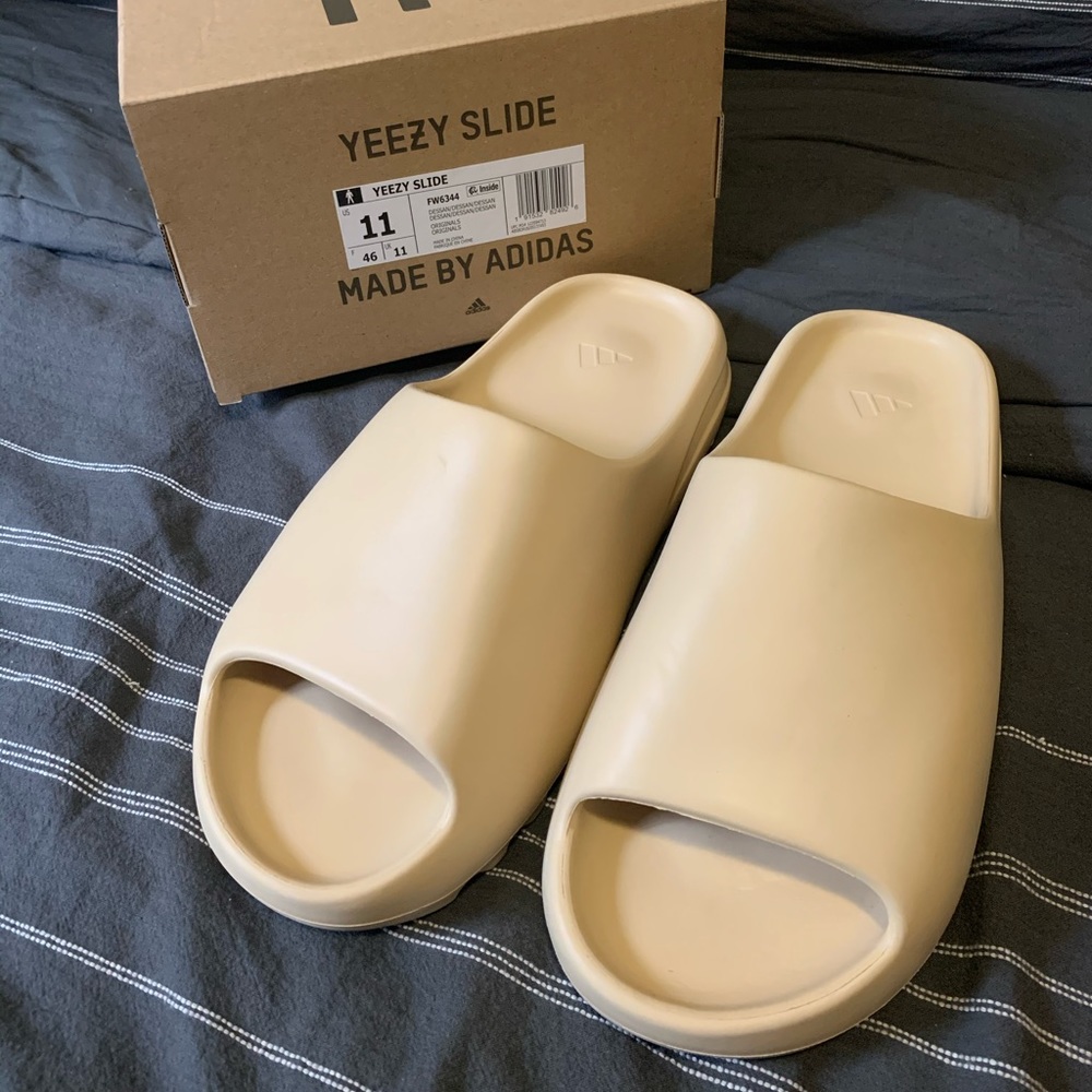 YEEZY SLIDES